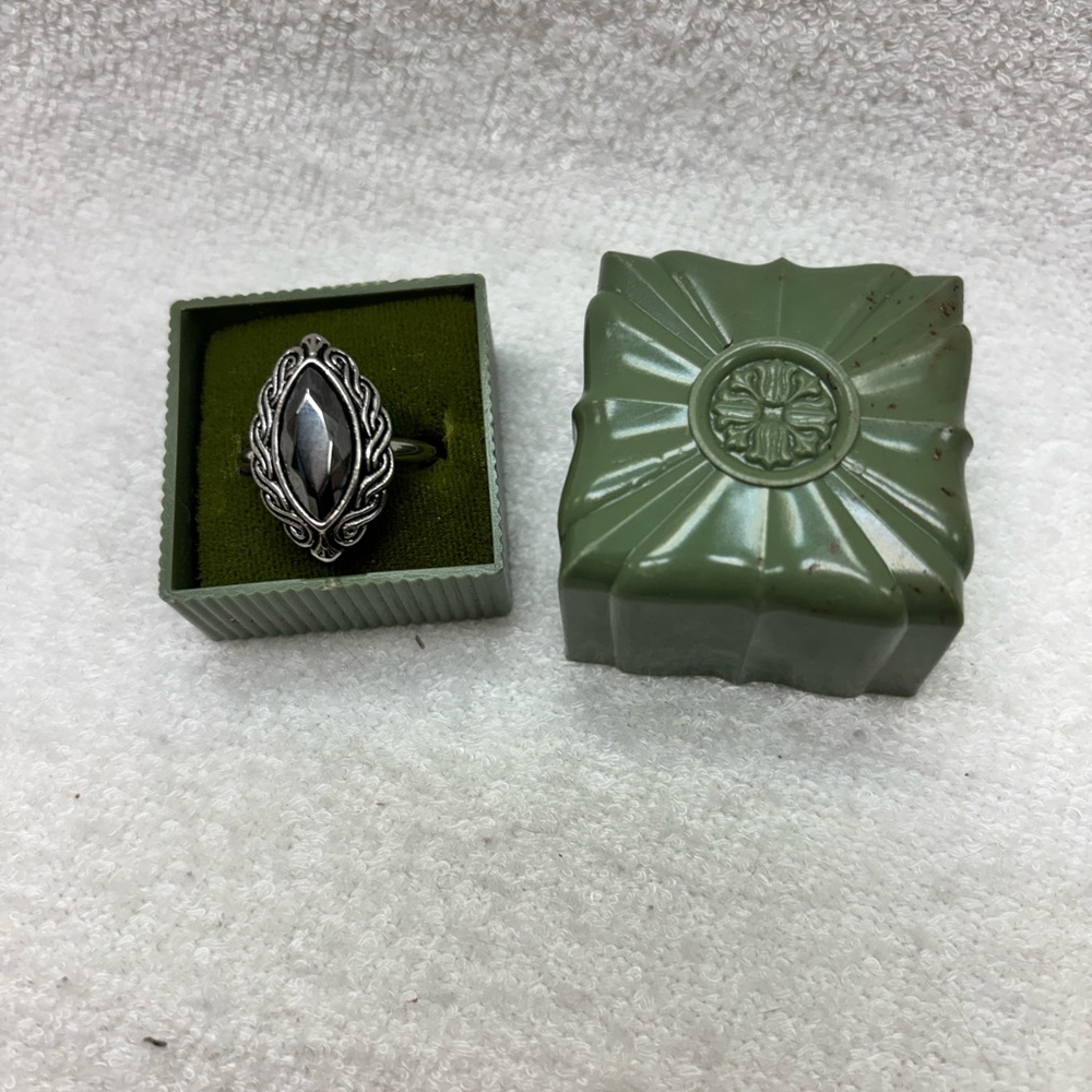 Intricate vintage Silver toned  Ring with Green Box Size 5